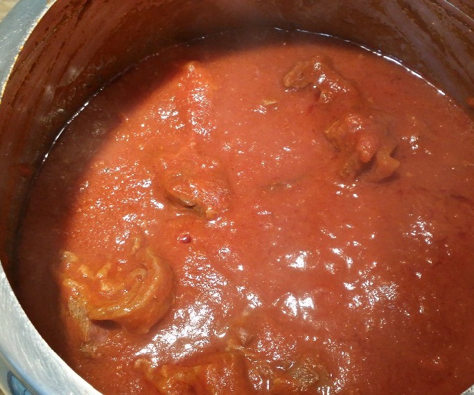 Step 1: Mettete a soffriggere nell’olio del Cilento un aglio e un pizzico di peperoncino. Aggiungete la carne e lasciatela rosolare per bene, togliete l’aglio e aggiungete la passata di pomodoro, lasciandola cuocere a fuoco lento per un paio di ore.