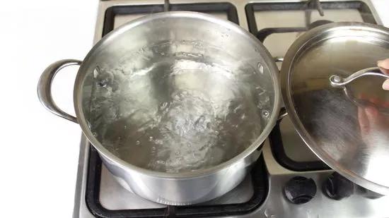 Step 4: Aggiungete i cavatielli e un pizzico di sale in una pentola con acqua bollente e fateli cuocere per 6-7 minuti.