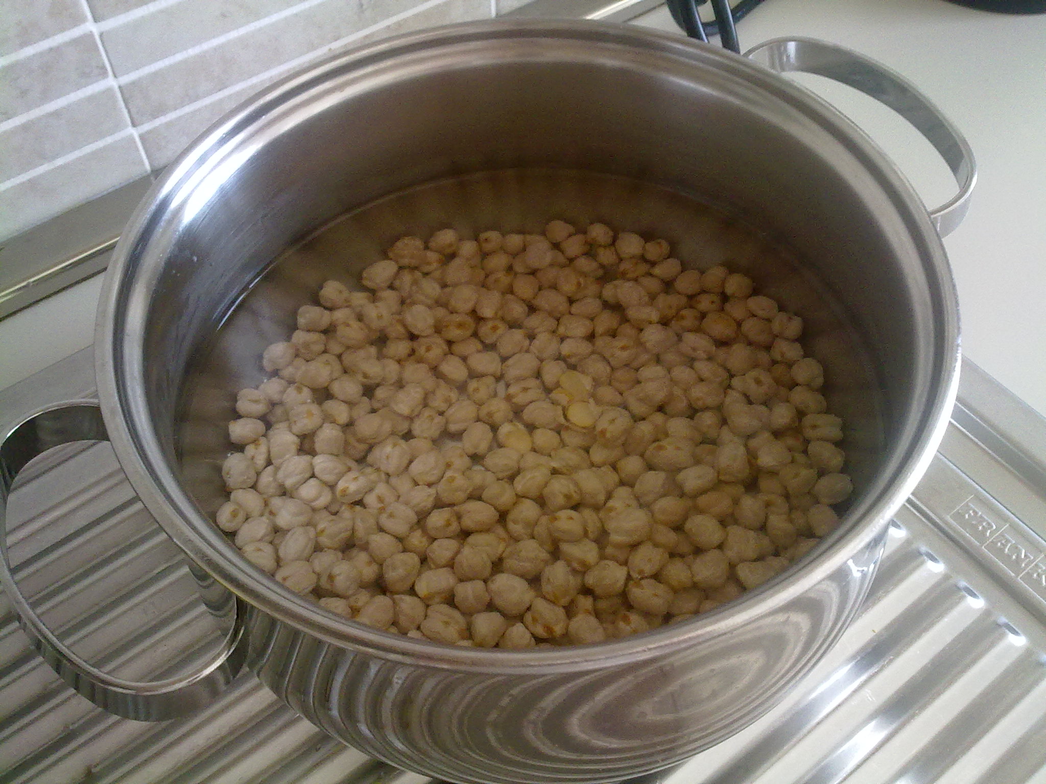 Step 1: La ricetta dei cicci maritati cilentani inizia con il mettere a mollo in acqua tiepida, in ciotole diverse, i vari legumi e cereali almeno per 12 ore.