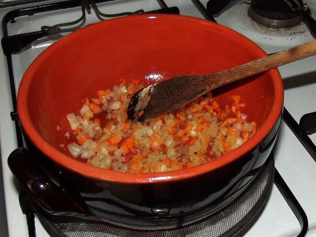 Step 3: Nel frattempo in una padella mettete a soffriggere nell’olio il peperoncino, il sedano, un trito di prezzemolo e l’aglio fino a quando non diventa dorato. Aggiungete la passata di pomodoro per insaporire, ancora qualche minuto a fiamma bassa