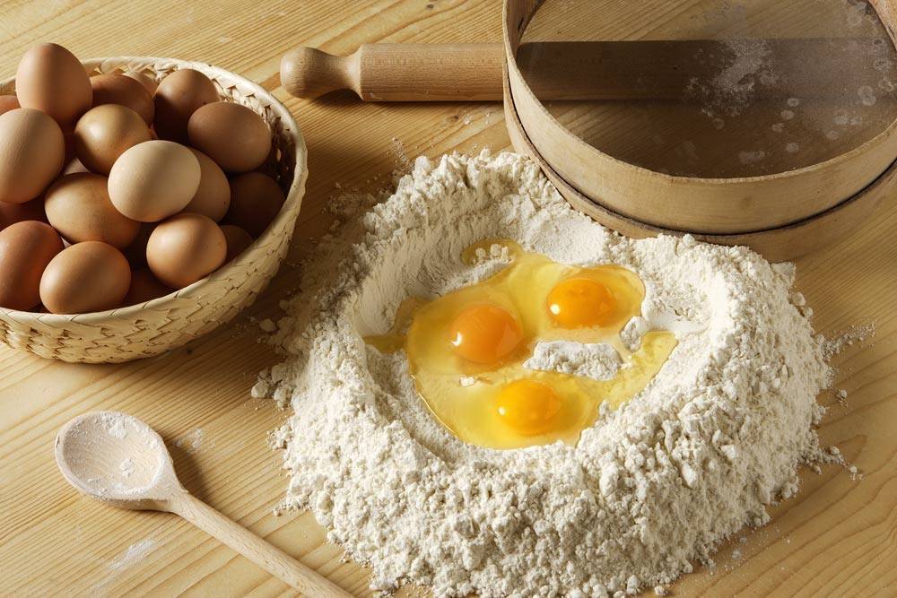 Step 1: Su uno spianatoio impastate farina, uova e un pizzico di sale, aggiungendo man mano acqua tiepida, se serve. Amalgamate per bene l’impasto e poi lasciatelo riposare almeno 30 minuti.