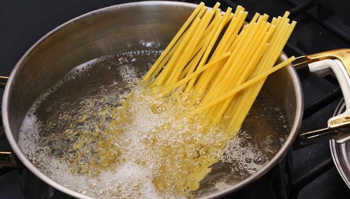 Step 1: Cuocere la pasta in una padella con acqua bollente salata. Una volta che la pasta sarà cotta e scolata, fate sciogliere la noce di burro in padella sul fuoco.