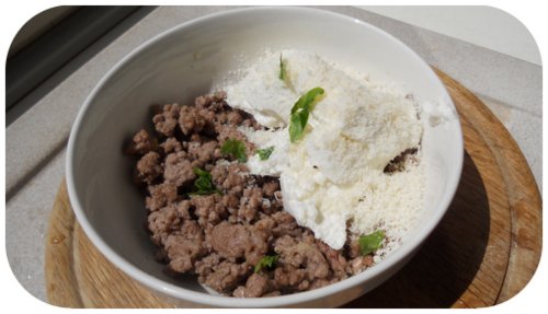 Step 3: In un recipiente versate la carne, la ricotta, un pizzico di sale e uno di pepe, amalgamando bene il tutto con una forchetta.