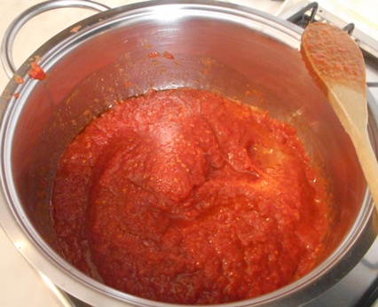 Step 6: In una padella mettete a soffriggere nell’olio uno spicchio d’aglio fino a quando non diventa dorato. Togliete l’aglio e versate la passata di pomodoro aggiungendo un pizzico di sale e acqua se serve.