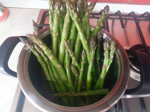 Step 2: Aggiungete gli asparagi e cuocete qualche minuto. Versate 2-3 bicchieri d’acqua calda aggiungendo un pizzico di sale.