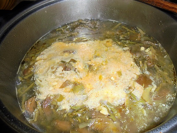 Step 3: Nel frattempo in un piatto sbattete con l’ausilio della forchetta le uova con il formaggio e il prezzemolo tritato e quando l’acqua bolle aggiungete il tutto agli asparagi.